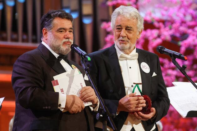Entertainment Bilder des Tages MOSCOW, RUSSIA - MAY 31, 2021: Bosco di Ciliegi Group of Companies Head Mikhail Kusnirovich (L) awards Spanish tenor Placido Domingo at the 10th Oleg Yankovsky Creative Discovery Award ceremony as part of the 2021 Chereshnevy Les Wild Cherry Forest Open Art Festival in the Grand Hall of Moscowâ€™s Tchaikovsky Conservatory. Vyacheslav Prokofyev TASS  TS1024A5