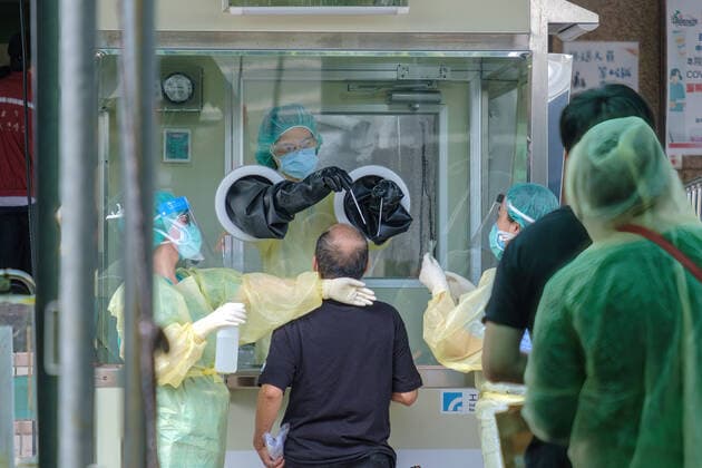 News Bilder des Tages June 1, 2021, Taipei, Taiwan: A person is being tested for Covid-19 at a testing center in New Taipei City..In addition to a broader implementation of Covid-19 testing centers, Taiwan signs a deal for 10 million doses of domestically-made COVID vaccines. Taipei Taiwan - ZUMAs197 20210601_zaa_s197_005 Copyright: xWalidxBerrazegx