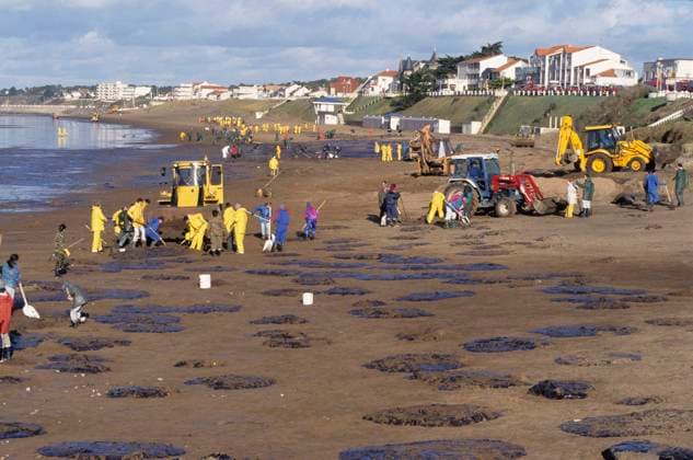 Oil spill caused by the sinking of the tanker Erika: cleaning of the coast in Tharon (1999 12 29) Oil spill caused by the sinking of the tanker Erika: cleaning of the beaches and coastal area in Tharon (north-western France), on Wednesday, December 29, 1999. Cleaning teams removing the oil slick on the beach Atlantic Loire region; Loire Atlantique 44; Pays de la Loire; Pays de Loire; Tharon Europe; Western Europe; France  Copyright: x ÊPageaux xAndia.frx 354839