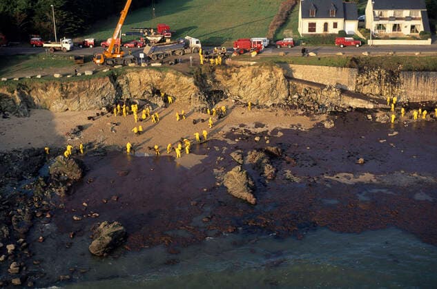 Oil spill caused by the sinking of the tanker Erika: cleaning of the coast in Le Croisic (2000 01 11) Oil spill caused by the sinking of the tanker Erika: cleaning of beaches and the coastal area in Le Croisic (north-western France), on January 11, 2000. Cleaning teams and volunteers wearing yellow oilskins Atlantic Loire region; Le Croisic; Loire Atlantique 44; Pays de la Loire; Pays de Loire Europe; Western Europe; France  Copyright: xLexGal Andia.frx 354855