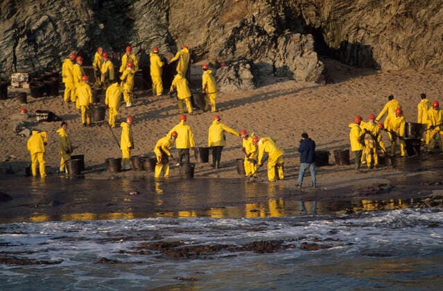 Oil spill caused by the sinking of the tanker Erika: cleaning of the coast in Le Croisic (2000 01 11) Oil spill caused by the sinking of the tanker Erika: cleaning of beaches and the coastal area in Le Croisic (north-western France), on January 11, 2000. Cleaning teams and volunteers wearing yellow oilskins Atlantic Loire region; Le Croisic; Loire Atlantique 44; Pays de la Loire; Pays de Loire Europe; Western Europe; France  Copyright: xLexGal Andia.frx 354859