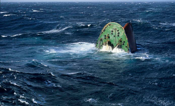 Oil slick caused by the sinking of the Erika (1999 12 12) Oil spill caused by the sinking of the tanker Erika off the coasts of Brittany (north-western France) on December 12, 1999. The oil tanker chartered by Total to carry 31,000 tonnes of heavy fuel oil broke in two in a storm off Penmarc h: here, the sinking bow Bretagne; Brittany; Finistere 29 Europe; Western Europe; France  Copyright: xLexGal Andia.frx 354872