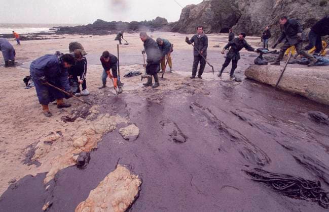 Oil spill caused by the sinking of the tanker Erika: cleaning of the coast in Le Pouliguen (north-western France) on 1999 12 26 Oil spill caused by the sinking of the tanker Erika: cleaning of the beaches and coastal area in Le Le Pouliguen on December 26, 1999. Teams of volunteers removing the oil slick from the beach with shovels Atlantic Loire region; Le Pouliguen; Loire Atlantique 44; Pays de la Loire; Pays de Loire Europe; Western Europe; France  Copyright: xAndia.frx 354879