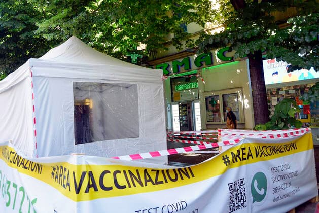 June 1, 2021, Rome, Italy: View of a gazebo installed outside a pharmacy in Rome..From today 1 June, vaccinations against Coronavirus COVID 19 in pharmacies have begun in Italy. Rome Italy - ZUMAs197 20210601_zaa_s197_015 Copyright: xVincenzoxNuzzolesex