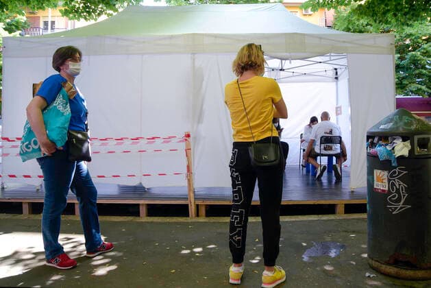 June 1, 2021, Rome, Italy: Women wait to be vaccinated with the Johnson & Johnson COVID-19 vaccine outside a gazebo in Rome..From today 1 June, vaccinations against Coronavirus COVID 19 in pharmacies have begun in Italy. Rome Italy - ZUMAs197 20210601_zaa_s197_016 Copyright: xVincenzoxNuzzolesex