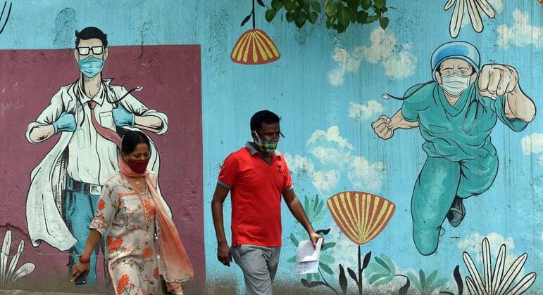 NEW DELHI, INDIA - MAY 31: People walk past wall art depicting frontline Covid-19 warriors at Okhla, on May 31, 2021 in New Delhi, India. (Photo by Raj K Raj Hindustan Times) Daily Life Amid Coronavirus Pandemic In India