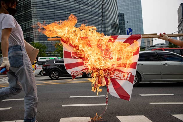 Bilder des Jahres 2021, News 06 Juni News Themen der Woche KW22 News Bilder des Tages Protest In South Korea Members of the Korean University Student Progressive Association burn the Japanese war criminal flag to condemn the Tokyo Olympic Committee, which marks Dokdo Island, the territory of the Republic of Korea, as Japanese territory at across the Japanese Embassy on June 1st, 2020 in Seoul, South Korea. Seoul South Korea jung-tokyooly210601_npNZp  Copyright: xChrisxJungx