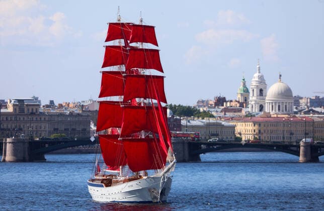 Bilder des Jahres 2021, News 06 Juni News Themen der Woche KW22 News Bilder des Tages ST PETERSBURG, RUSSIA â€“ JUNE 1, 2021: The Rossiya Russia brig sails along the Neva River during a rehearsal of the 2021 Scarlet Sails Festival for school leavers. Roman Pimenov TASS  TS1025D4