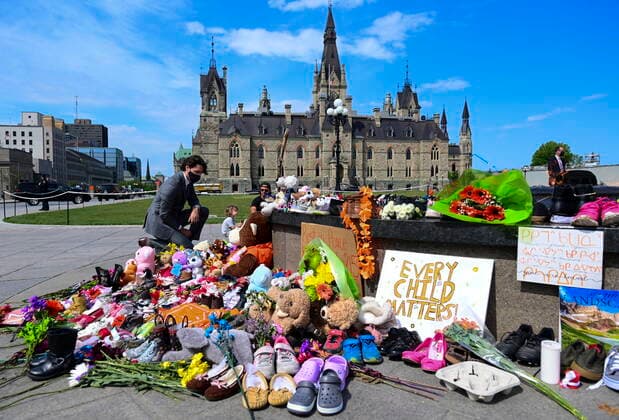 News Bilder des Tages June 1, 2021, Ottawa, on, Canada: Prime Minister Justin Trudeau visits a memorial at the Eternal flame on Parliament Hill in Ottawa on Tuesday, June 1, 2021, that s in recognition of discovery of children s remains at the site of a former residential school in Kamloops, B.C. Ottawa Canada  - ZUMAc35_ 20210601_zaf_c35_009 Copyright: xSeanxKilpatrickx