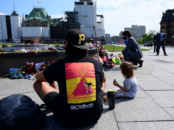 June 1, 2021, Ottawa, on, Canada: Prime Minister Justin Trudeau visits a memorial at the Eternal flame on Parliament Hill in Ottawa on Tuesday, June 1, 2021, that s in recognition of discovery of children s remains at the site of a former residential school in Kamloops, B.C. Ottawa Canada  - ZUMAc35_ 20210601_zaf_c35_010 Copyright: xSeanxKilpatrickx