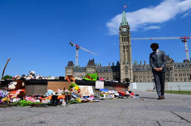 June 1, 2021, Ottawa, on, Canada: Prime Minister Justin Trudeau visits a memorial at the Eternal flame on Parliament Hill in Ottawa on Tuesday, June 1, 2021, that s in recognition of discovery of children s remains at the site of a former residential school in Kamloops, B.C. Ottawa Canada  - ZUMAc35_ 20210601_zaf_c35_011 Copyright: xSeanxKilpatrickx
