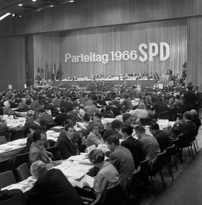 SPD-Parteitag in Dortmund 1966 DEU, Deutschland, Dortmund: Der Parteitag der SPD vom 1.-5-6.1966 in der Dortmund Westfalenhalle. DEU, Germany, Dortmund: The Party Congress of the SPD from 1-5.6.1966 in the Dortmund Westfalenhalle. NRW *** SPD Party Congress in Dortmund 1966 DEU, Germany, Dortmund The Party Congress of the SPD from 1 5 6 1966 in the Dortmund Westfalenhalle DEU, Germany, Dortmund The Party Congress of the SPD from 1 5 6 1966 in the Dortmund Westfalenhalle NRW