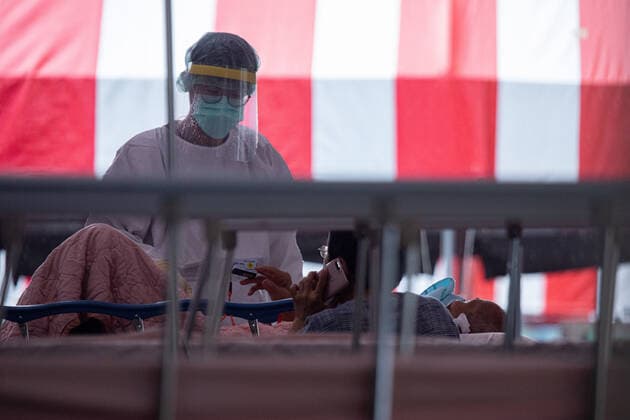 Virus Outbreak Taiwan A medical worker wearing protective suits seen treating a covid-19 patient at a temporary outdoor ward outside of a hospital in Taipei, Taiwan on June 1, 2021. Taipei Taiwan chih-notitle210601_np25G  Copyright: xAnnabellexChihx