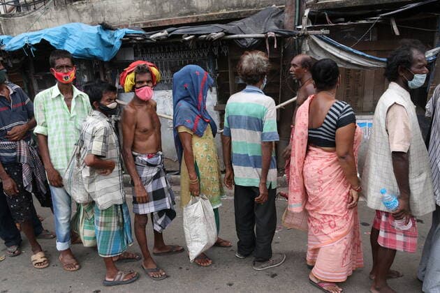 Coronavirus Emergency In Kolkata Poor papules waiting line , Volunteer distribute INR Rs.5 Meal for poor papules in Kolkata, India on June 01, 2021. West Bengal Government the Maa scheme under which her government would provide a meal at a nominal cost of Rs 5 to poor people.They will get a platter of rice, dal, a vegetable and egg curry for Rs 5, she said adding that the state government will bear a subsidy of Rs 15 per plate.Self-help groups will operate the kitchens from 1 pm to 3 pm every day and such kitchens will be set up everywhere in the state gradually. Kolkata West Bengal India chakraborty-notitle210601_npKOS  Copyright: xDebajyotixChakrabortyx
