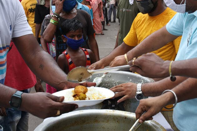 Coronavirus Emergency In Kolkata Volunteer distribute INR Rs.5 Meal for poor papules in Kolkata, India on June 01, 2021. West Bengal Government the Maa scheme under which her government would provide a meal at a nominal cost of Rs 5 to poor people.They will get a platter of rice, dal, a vegetable and egg curry for Rs 5, she said adding that the state government will bear a subsidy of Rs 15 per plate.Self-help groups will operate the kitchens from 1 pm to 3 pm every day and such kitchens will be set up everywhere in the state gradually. Kolkata West Bengal India chakraborty-notitle210601_npRyw  Copyright: xDebajyotixChakrabortyx