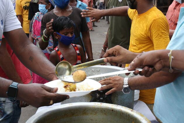 Coronavirus Emergency In Kolkata Volunteer distribute INR Rs.5 Meal for poor papules in Kolkata, India on June 01, 2021. West Bengal Government the Maa scheme under which her government would provide a meal at a nominal cost of Rs 5 to poor people.They will get a platter of rice, dal, a vegetable and egg curry for Rs 5, she said adding that the state government will bear a subsidy of Rs 15 per plate.Self-help groups will operate the kitchens from 1 pm to 3 pm every day and such kitchens will be set up everywhere in the state gradually. Kolkata West Bengal India chakraborty-notitle210601_npS2n  Copyright: xDebajyotixChakrabortyx