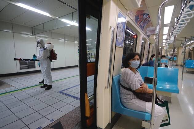 Virus Outbreak Taiwan Chemical troops continue to disinfect public areas and transport across Taiwan particularly in Taipei, following a surge of domestic COVID-19 cases and deaths, in Taipei, Taiwan, on 1 June 2021. Taiwan on Monday reported 13 new deaths and three hundred plus domestic cases, according to CECC. Taipei Taiwan ceng-notitle210601_np7wO  Copyright: xCengxShouxYix
