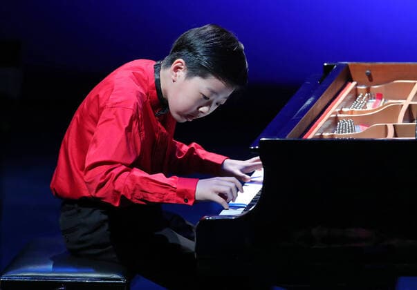 Bilder des Jahres 2021, Entertainment 06 Juni Entertainment Themen der Woche KW22 Entertainment Bilder des Tages MOSCOW, RUSSIA - JUNE 1, 2021: Chinese pianist Shao Ziyu performs on the closing day of the 18th International Festival Moscow meets Friends at the Pyotr Fomenko Workshop Theatre. Sergei Karpukhin TASS  TS102660