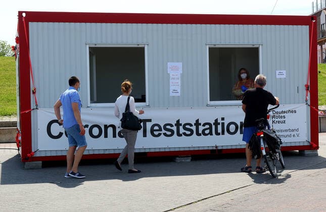 Deutsches Rotes Kreuz-Corona Teststation im Hafen von Neuharlingersiel,staatlich anerkanntes Nordseeheilbad an der Nordsee,Gemeinde in Niederschsen im Bundesland Niedersachsen.Vom Fähranleger im Hafen von Neuharlingersiel starten die Fahrgastschiffe zur Nordseeinsel Spiekeroog,fotografiert am 01.06.2021. CORONAVIRUS COVID 19 CORONA-PANDEMIE CORONAVIRUS-ERKRANKUNG VIROLOGEN CORONA-INFEKTIONEN CORONA-ANSTECKUNG MUND-UND NASENSCHUTZ CORONA -REGELN LOCKDOWN 3 CORONA- IMPFZENTRUM SCHUTZIMPFUNG Â
