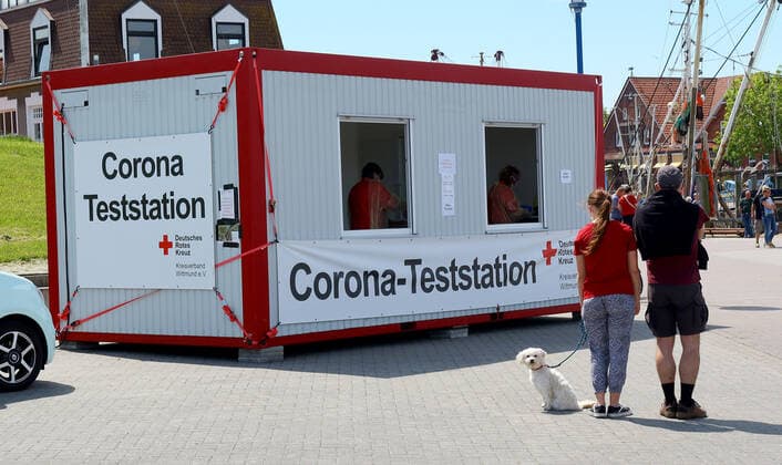 Deutsches Rotes Kreuz-Corona Teststation im Hafen von Neuharlingersiel,staatlich anerkanntes Nordseeheilbad an der Nordsee,Gemeinde in Niederschsen im Bundesland Niedersachsen.Vom Fähranleger im Hafen von Neuharlingersiel starten die Fahrgastschiffe zur Nordseeinsel Spiekeroog,fotografiert am 01.06.2021. CORONAVIRUS COVID 19 CORONA-PANDEMIE CORONAVIRUS-ERKRANKUNG VIROLOGEN CORONA-INFEKTIONEN CORONA-ANSTECKUNG MUND-UND NASENSCHUTZ CORONA -REGELN LOCKDOWN 3 CORONA- IMPFZENTRUM SCHUTZIMPFUNG Â