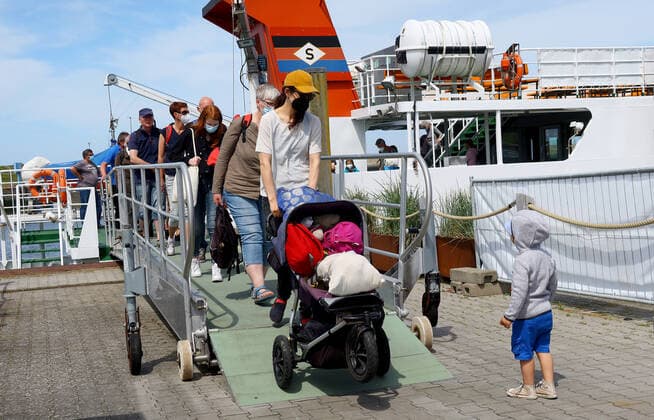 Urlauber und Tagesgäste verlassen das Fahrgastschiff Spiekeroog II im Hafen von Neuharlingersiel,staatlich anerkanntes Nordseeheilbad an der Nordsee,Gemeinde in Niederschsen im Bundesland Niedersachsen.Vom Fähranleger im Hafen von Neuharlingersiel starten die Fahrgastschiffe zur Nordseeinsel Spiekeroog,fotografiert am 01.06.2021. CORONAVIRUS COVID 19 CORONA-PANDEMIE CORONAVIRUS-ERKRANKUNG VIROLOGEN CORONA-INFEKTIONEN CORONA-ANSTECKUNG MUND-UND NASENSCHUTZ CORONA -REGELN LOCKDOWN 3 CORONA- IMPFZENTRUM SCHUTZIMPFUNG Â