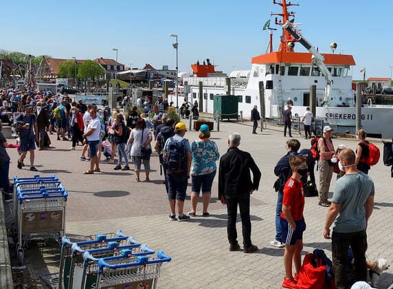 Urlauber und Tagesgäste warten auf die Einschiffung auf das Fahrgastschiff Spiekeroog II im Hafen von Neuharlingersiel,staatlich anerkanntes Nordseeheilbad an der Nordsee,Gemeinde in Niederschsen im Bundesland Niedersachsen.Vom Fähranleger im Hafen von Neuharlingersiel starten die Fahrgastschiffe zur Nordseeinsel Spiekeroog,fotografiert am 01.06.2021. CORONAVIRUS COVID 19 CORONA-PANDEMIE CORONAVIRUS-ERKRANKUNG VIROLOGEN CORONA-INFEKTIONEN CORONA-ANSTECKUNG MUND-UND NASENSCHUTZ CORONA -REGELN LOCKDOWN 3 CORONA- IMPFZENTRUM SCHUTZIMPFUNG . Â