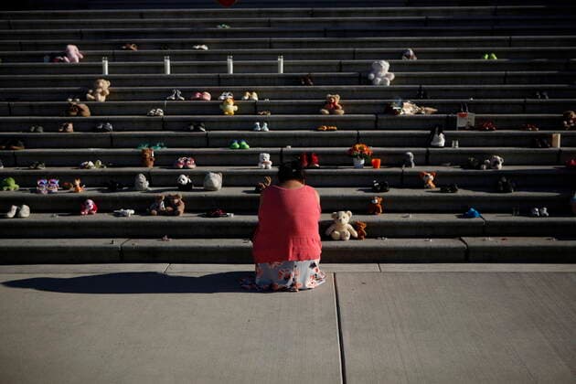 Bilder des Jahres 2021, News 06 Juni News Themen der Woche KW22 News Bilder des Tages June 1, 2021, Victoria, BC, Canada: Regina Haasjes, of the Tla-O-Qui-Aht First Nation, pays her respects below the steps outside the legislature in Victoria, Tuesday, June 1, 2021. Shoes have been laid in honour of the 215 residential school children whose remains have been discovered near the facility in Kamloops, B.C. Victoria Canada  - ZUMAc35_ 20210601_zaf_c35_130 Copyright: xChadxHipolitox