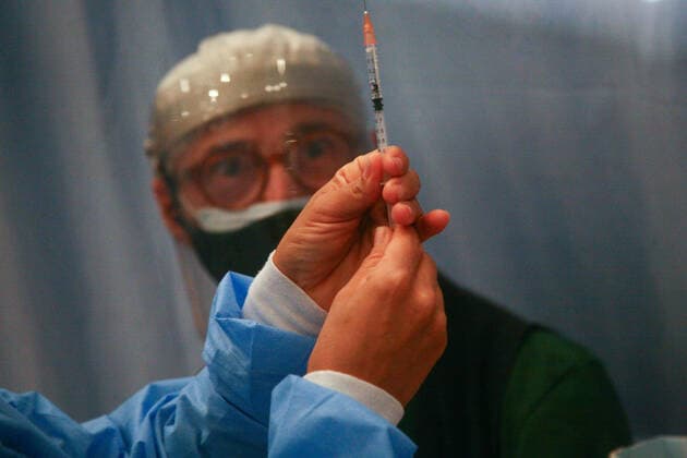 Massive Vaccination Day Against Covid-19 In Caracas A nurse prepares a dose of Sputnik V vaccine during a mass vaccination day against Covid-19, at the Alba hotel in Caracas, Venezuela June 01, 2021. Caracas Venezuela campos-notitle210601_npVVJ  Copyright: xJavierxCamposx