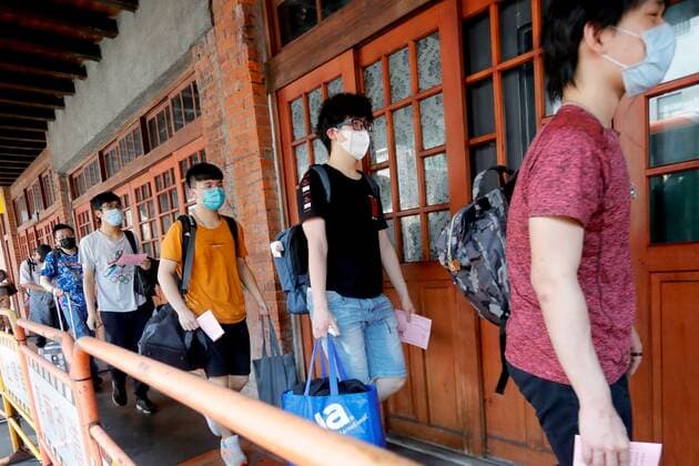 Virus Outbreak Taiwan Students receive a COVID test Wanhua, Taipei, following a surge of domestic cases and deaths, in New Taipei, Taiwan, 2 June 2021. The country has been facing a shortage of vaccines alongside the impact on its economy caused by the pandemic. Taipei Taiwan ceng-notitle210602_np17I  Copyright: xCengxShouxYix
