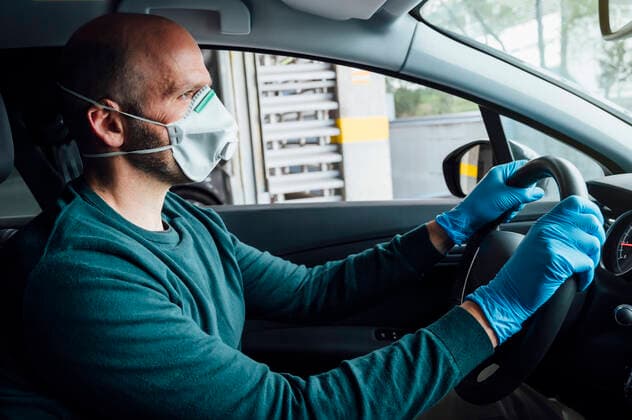 IMAGO Creative: NGO, Rehabilitation und Gesundheitswesen Side view of serious man using a protective mask driving car during quarantine time Copyright: xJosexLuisxCarrascosax Model Released