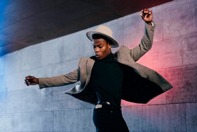 Creative Highlights Symbolbilder Portrait of elegant black man with grey coat combing in the street, Model released Copyright: xManuelxRuizxAlbax MR