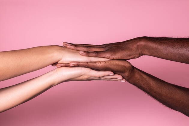 IMAGO Creative: Gesellschaft, Integration Multi-ethnic hands of white woman and black man touching palms gently isolated on pink background; unity and inclusion concept Copyright: xManuelxRuizx Model Released