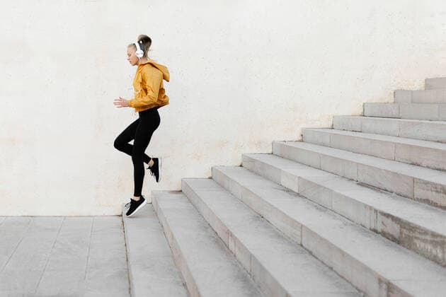 IMAGO Creative: Sport in der Stadt Young athletic caucasian woman wearing headphones and sport outfit, running on stairs outdoors Copyright: xPicuaxEstudiox Model Released