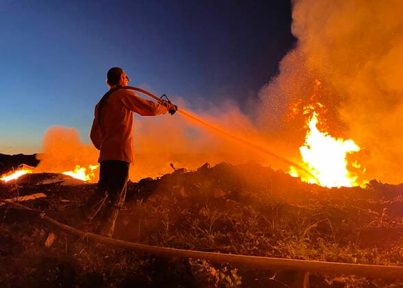 Bilder des Jahres 2021, News 06 Juni News Themen der Woche KW22 June 1, 2021, ELKTON, OREGON, U.S.A: A volunteer firefighter battles a wildfire burning on a ridge near Elkton in rural southwestern Oregon. The fire had burned about 200 acres on private timber land as crews continued to fight it into the evening. A dry spring has brought an early fire season to the region. ELKTON U.S.A. - ZUMAl31_ 20210601_zaf_l31_002 Copyright: xRobinxLoznakx