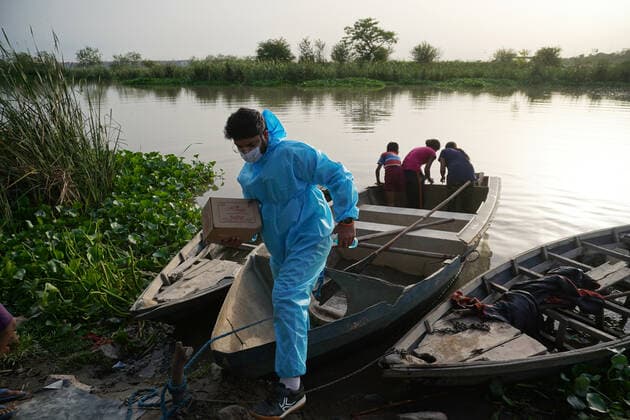 Corona Virus Outbreak In India Himanshu Nangia (33), an IT professional, arrives with food, water and medical aid during a free distribution drive for people living in a slum cluster accessible via boat in Yamuna river, amidst the spread of coronavirus (Covid-19), in New Delhi, India on June 2, 2021. New Delhi India makhija-notitle210602_npaHo  Copyright: xMayankxMakhijax