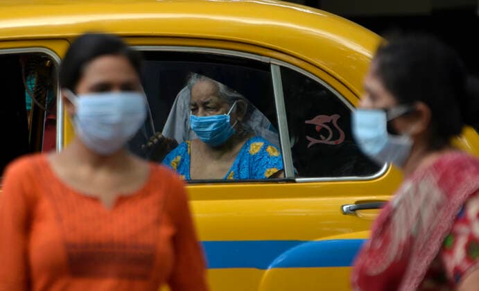Coronavirus Emergency In Kolkata A recovered covid-19 patient boards a yellow taxi after she got a release order from a government hospital in Kolkata, India, 02 June, 2021. While the daily new Covid cases have been on a decline for the past few weeks, experts have warned about a possible third wave, given that only around 3.2 per cent of the Indian population has been fully vaccinated according to an Indian media report. Kolkata India aditya-notitle210602_npSEV  Copyright: xIndranilxAdityax