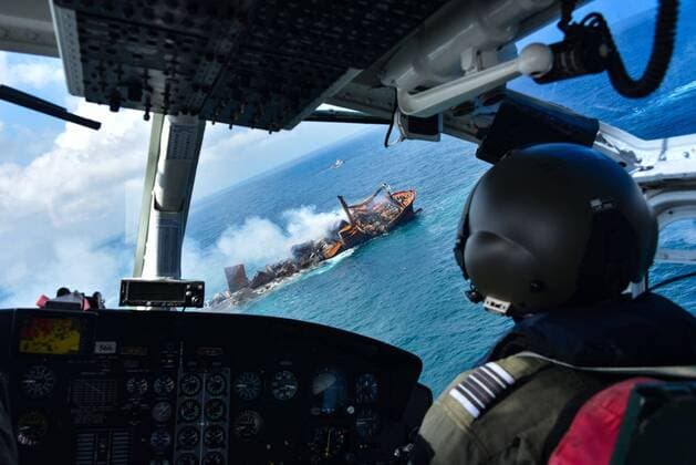 Bilder des Jahres 2021, News 06 Juni News Themen der Woche KW22 (210602) -- COLOMBO, June 2, 2021 () -- Photo taken on June 2, 2021 shows part of the X Press Pearl, a container ship burnt near the Colombo Port, in Colombo, Sri Lanka. The Sri Lankan Navy on Wednesday said that operations to tow the burnt X Press Pearl ship had been halted after the rear end of the vessel had hit the sea bed. TO GO WITH Sri Lanka halts towing burnt X Press Pearl ship (Sri Lanka Air Force Media Handout via ) SRI LANKA-COLOMBO-BURNT VESSEL-SINKING xinhua 