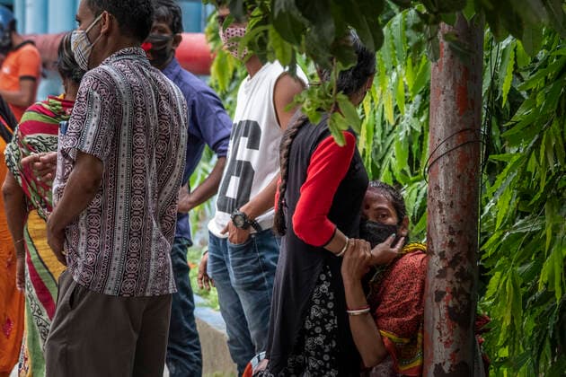 June 2, 2021, Kolkata, West Benga, India: Family members mourn the death of a close relative due to Covid-19 at a government hospital..Daily COVID-19 cases are decreasing gradually in India. Several states are preparing to begin the unlocking process of the lockdown. In last 24 hours, India reported 132,788 new cases with 3,207 new fatalities according to MoHFW India. Kolkata India - ZUMAs197 20210602_zaa_s197_165 Copyright: xDipayanxBosex
