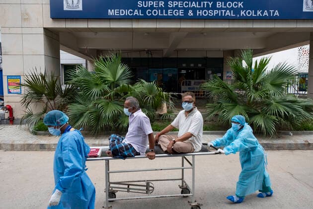 June 2, 2021, Kolkata, West Benga, India: Health workers shifting a covid 19 positive patient to a special care unit at a government hospital..Daily COVID-19 cases are decreasing gradually in India. Several states are preparing to begin the unlocking process of the lockdown. In last 24 hours, India reported 132,788 new cases with 3,207 new fatalities according to MoHFW India. Kolkata India - ZUMAs197 20210602_zaa_s197_170 Copyright: xDipayanxBosex