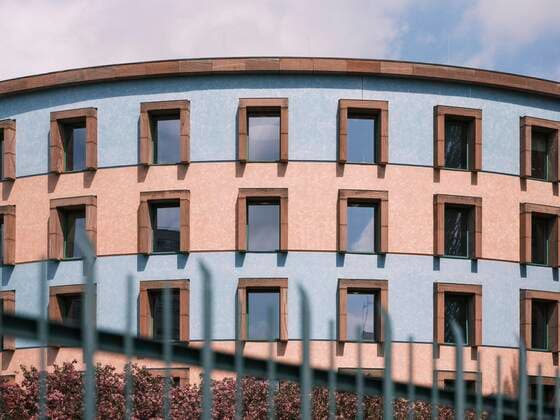  Architektur von James Stirling Wissenschaftszentrum Berlin für Sozialforschung WZB am Landwehrkanal, Fassadenausschnitt Rotunde, Architekt James Stirling, Berlin-Tiergarten, Berlin, Deutschland, Europa *** Social Science Research Center Berlin WZB at Landwehrkanal, Rotunda facade section, architect James Stirling, Berlin Tiergarten, Berlin, Germany, Europe Copyright: imageBROKER/OliverxMann iblohm06751199.jpg
