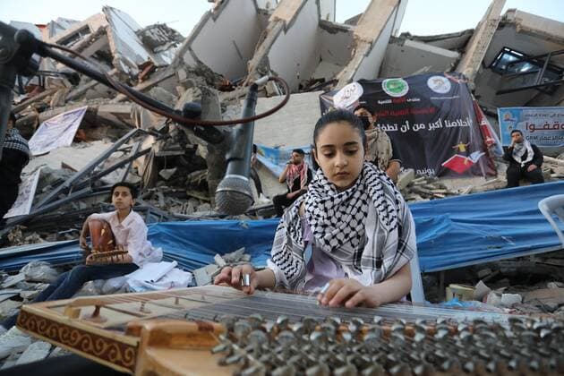 News Bilder des Tages June 2, 2021, Gaza city, Gaza Strip, Palestinian Territory: Palestinian artists perform during an event on the rubble of Hanadi tower which was destroyed after Israeli airstrikes last month in Gaza city on June 2, 2021 Gaza city Palestinian Territory - ZUMAap3_ 20210602_zaf_ap3_191 Copyright: xAshrafxAmrax