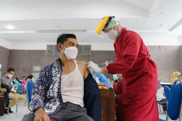 Mass Vaccation In Indonesia A healthcare worker administers a dose of the Sinovac Biotech Ltd. Covid-19 vaccine during mass vaccination in Salatiga on June 3, 2021. The Indonesian Ministry of Health is targeting an increase in the vaccination program from 500,000 doses per day to 1 million doses per day. Jakarta Indonesia wicaksono-notitle210603_npper  Copyright: xGalihxYogax