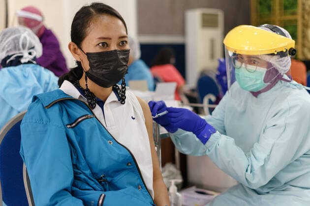 Mass Vaccation In Indonesia A healthcare worker administers a dose of the Sinovac Biotech Ltd. Covid-19 vaccine during mass vaccination in Salatiga on June 3, 2021. The Indonesian Ministry of Health is targeting an increase in the vaccination program from 500,000 doses per day to 1 million doses per day. Jakarta Indonesia wicaksono-notitle210603_np5Sg  Copyright: xGalihxYogax