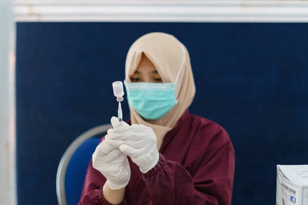 Mass Vaccation In Indonesia A healthcare worker prepares a dose of the Sinovac Biotech Ltd. Covid-19 vaccine during mass vaccination in Salatiga on June 3, 2021. The Indonesian Ministry of Health is targeting an increase in the vaccination program from 500,000 doses per day to 1 million doses per day. Jakarta Indonesia wicaksono-notitle210603_npaoe  Copyright: xGalihxYogax