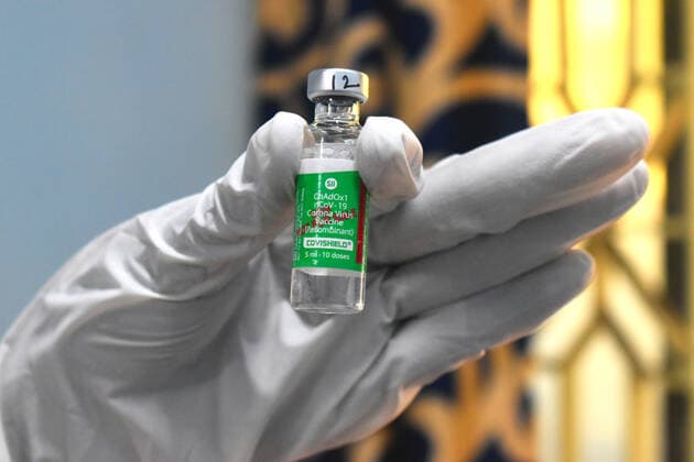 Coronavirus in Indien, landesweite Eindrücke Daily life during the lockdown period in Kolkata A health worker holds a vial of Covishield vaccine, in a vaccination camp in Kolkata Municipality medical centre. The country reported 134,154 new covid cases and 2,887 deaths on Thursday. A total of 211,499 patients have been discharged in the last 24 hours as per Health Ministry data. Kolkata West Bengal India Copyright: SudiptaxDas