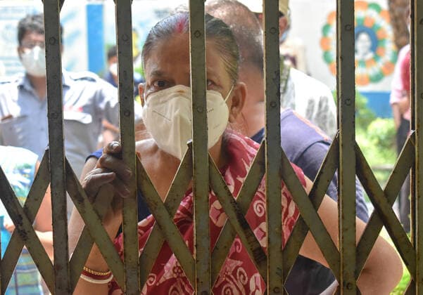 Coronavirus in Indien, landesweite Eindrücke Daily life during the lockdown period in Kolkata A woman is wearing protective mask and waiting outside a covid-19 vaccination centre to receive a dose of Covishield (Covid-19 vaccine) in Kolkata. The country reported 134,154 new covid cases and 2,887 deaths on Thursday. A total of 211,499 patients have been discharged in the last 24 hours as per Health Ministry data. Kolkata West Bengal India Copyright: SudiptaxDas