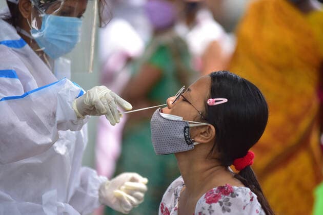 Coronavirus in Indien, landesweite Eindrücke (210603) -- NAGAON, June 3, 2021 -- A health worker collects nasal swab sample for COVID-19 test in Nagaon district in Assam, India, June 3, 2021. (Str Xinhua) INDIA-ASSAM-NAGAON-COVID-19 JavedxDar 