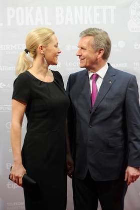 Drittes Liebescomeback bei Bettina und Christian Wulff. Archivfoto: Bettina WULFF mit Basketball mit Ehemann Christian WULFF (Ex Bundespraesident). Roter Teppich,Red Carpet,Bsketball Bankett anlaesslich des Top Four Turnier am 20.02.2016,Erlebniswelt der A L L I A N Z A R E N A. *** Third love comeback for Bettina and Christian Wulff archive photo Bettina WULFF with basketball with husband Christian WULFF Ex German President Red Carpet,Red Carpet,Bsketball Banquet on the occasion of the Top Four Tournament on 20 02 2016,World of Experience of A L L I A N Z A R E N A