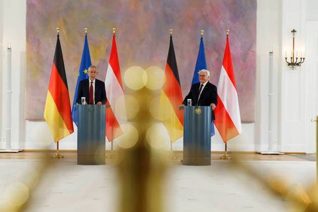 Alexander Van der Bellen + Frank-Walter Steinmeier 2021-06-03 Deutschland, Berlin - Bundespräsident Frank-Walter Steinmeier (SPD) empfängt in Schloss Bellevue den Bundespräsidenten der Republik Österreich, Alexander Van der Bellen, zu politischen Gesprächen. *** Alexander Van der Bellen Frank Walter Steinmeier 2021 06 03 Germany, Berlin Federal President Frank Walter Steinmeier SPD receives the Federal President of the Republic of Austria, Alexander Van der Bellen, at Bellevue Palace for political talks