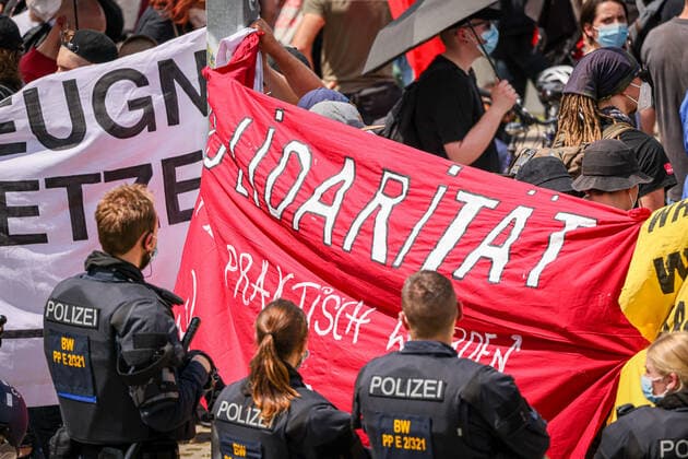 Querdenken Demonstration Karlsruhe am 03.06.2021 in Karlsruhe (Günther Klotz Anlage), Germany Die Gruppe der Gegendemonstranten wird streng von der Polizei überwacht. Karlsruhe Günther Klotz Anlage Baden-Württemberg Germany
